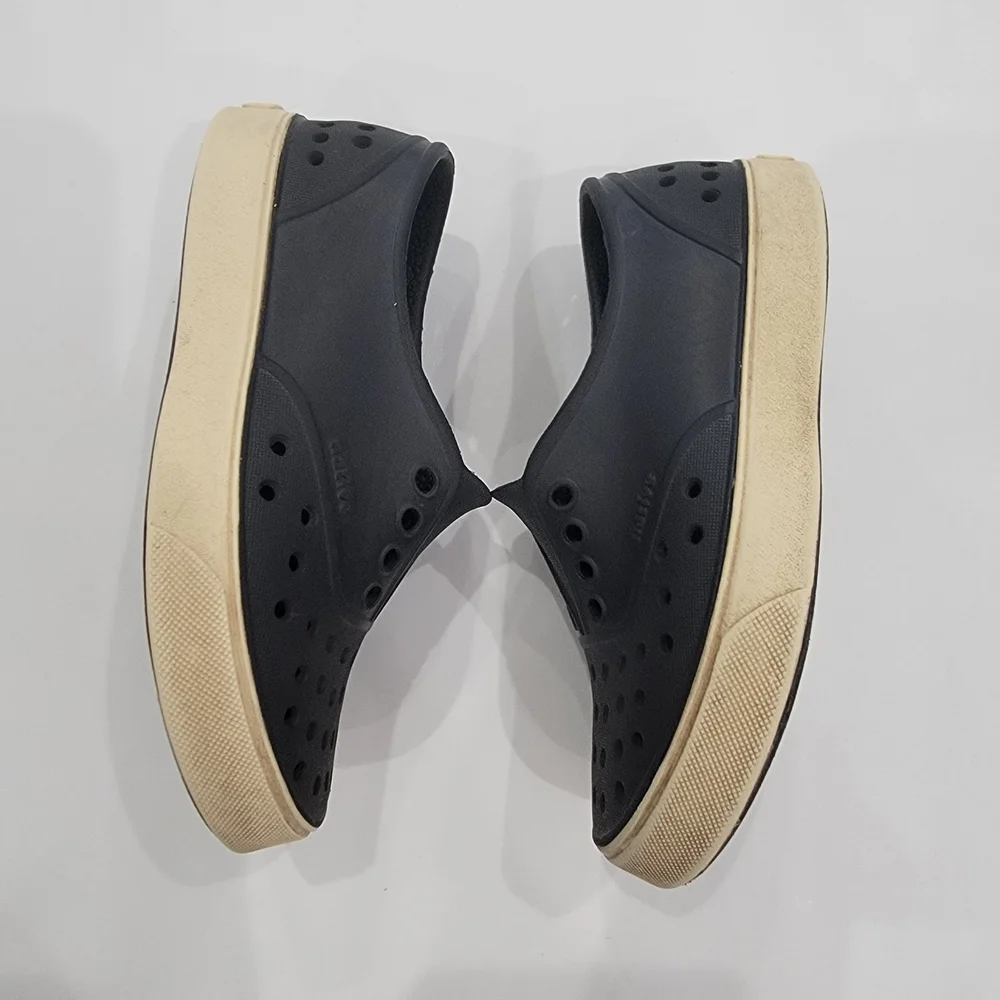 Native Jefferson Kids Black Water Shoes Size US 9